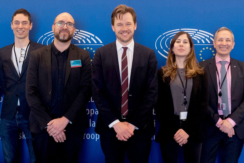 I rappresentanti di Animal Equality con l'eurodeputato Niels Fuglsang.