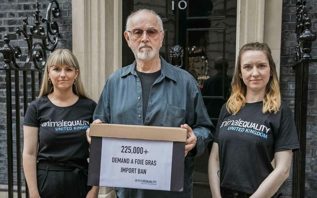 Os representantes da Animal Equality e o ator e ativista Peter Egan entregaram mais de 225.000 assinaturas contra a importação de foie gras no Reino Unido