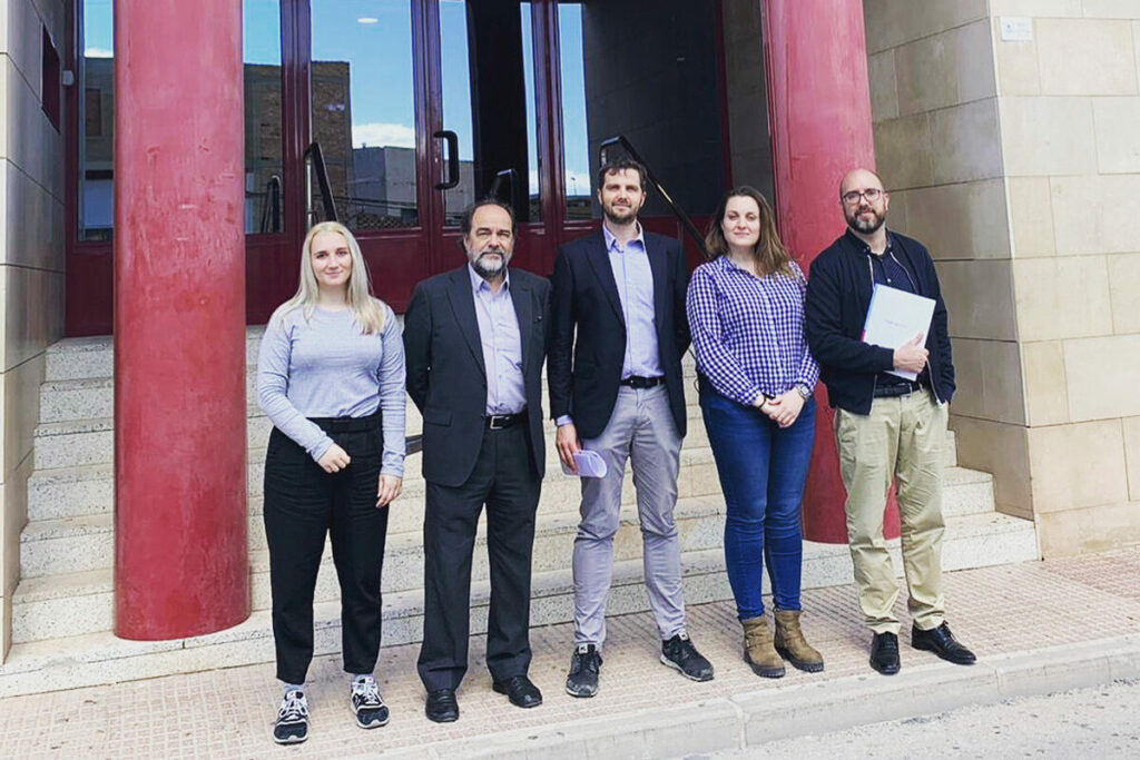 Membros do time da Animal Equality com os advogados àna entrada do Tribunal de Totana (Múrcia, Espanha)