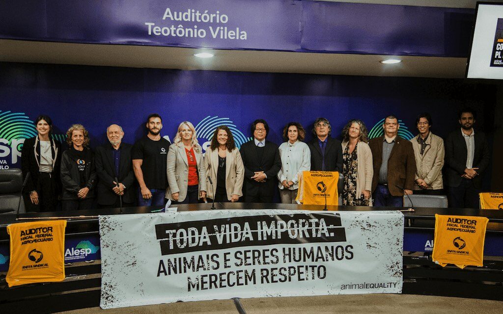 Carla Lettieri, Diretora Executiva da Animal Equality Brasil, com representantes de outras organizações na audiência pública