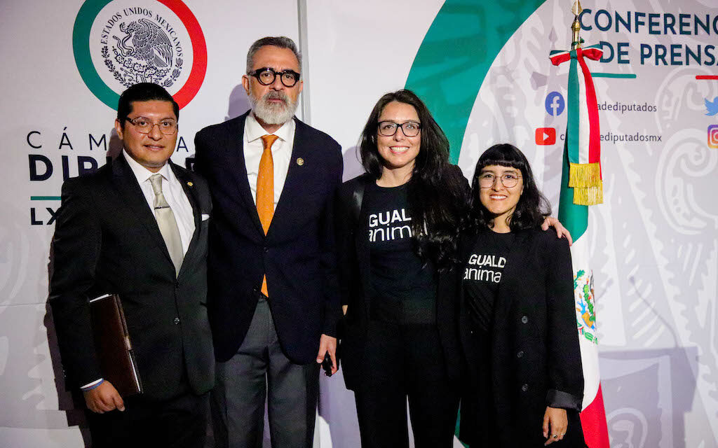 O deputado Salvador Caro, que apresentou o projeto de lei para reconhecer os animais como seres sencientes na Constituição do México, com o time da Animal Equality México