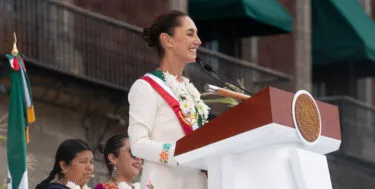 La presidenta Claudia Sheinbaum habla en el Congreso después de prestar juramento en la Ciudad de México, el martes 1 de octubre de 2024. (Crédito: Gobierno de México)