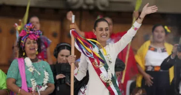 La presidenta Claudia Sheinbaum saluda a sus seguidores en el Zócalo, la plaza principal de la Ciudad de México, durante un mitin el día de su toma de posesión, el martes 1 de octubre de 2024. (Foto AP/Fernando Llano)